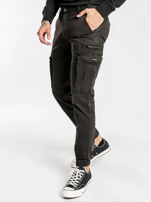 Eagle Cargo Pants in Black