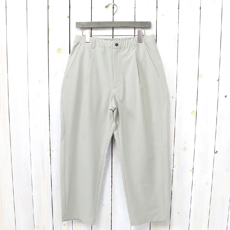 Goldwin『One Tuck Tapered Light Pants』(オークベージュ)